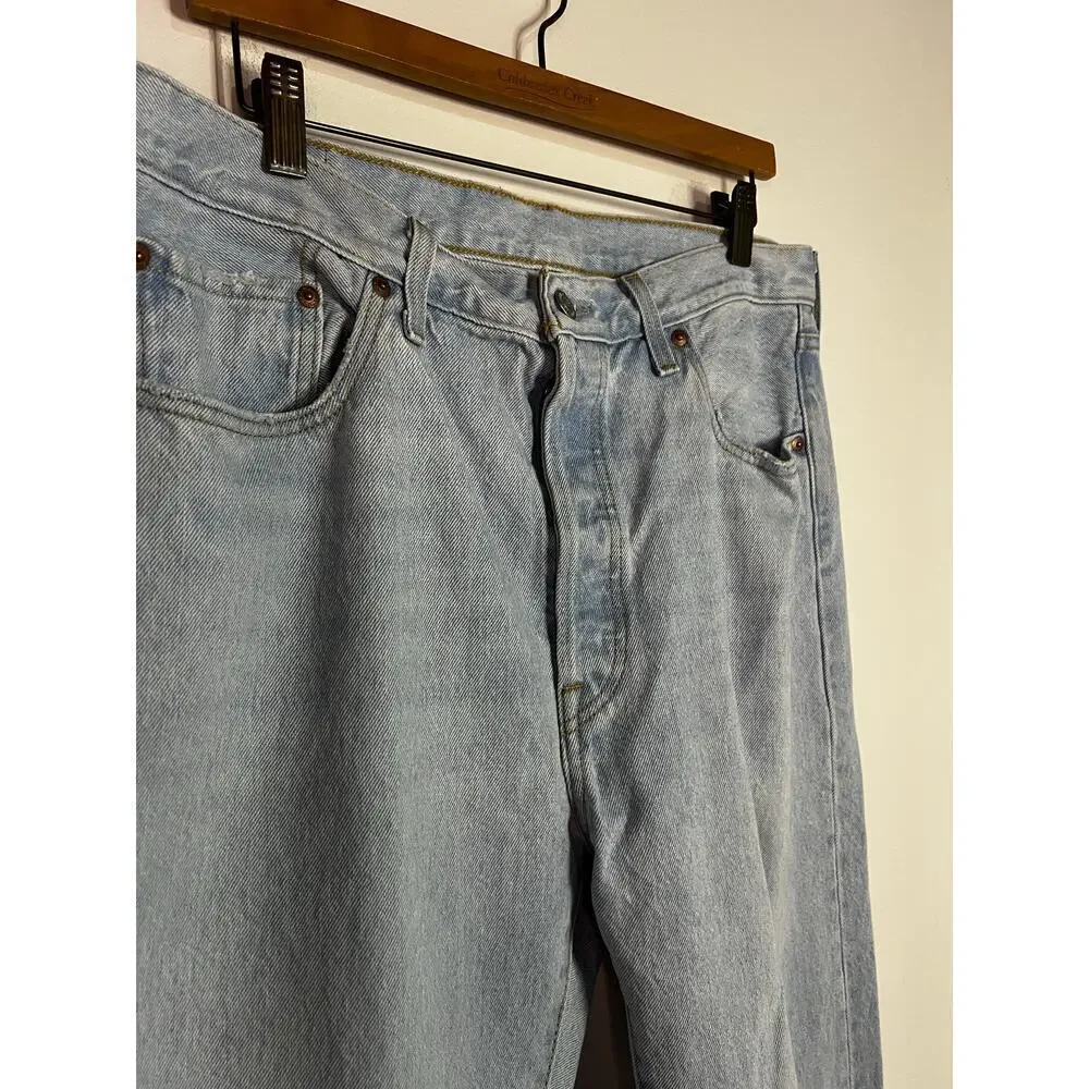 Levi's 501 90s jeans in a light stonewash. Size 33